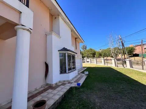 Casa 8 ambientes con 4 baños