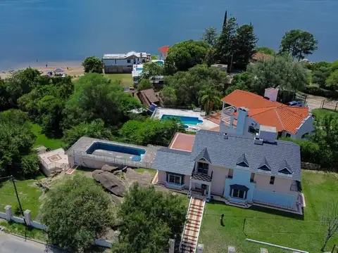 Casa 8 ambientes con 4 baños