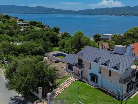 Casa Villa del Lago bajada al lago.