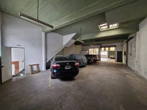 Excelente Galpón con Vivienda y Fondo Libre