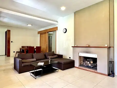 Divina Casa en Venta, 2 Plantas, Jardín y Pileta -  Martínez