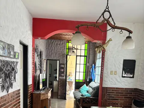 CASA  EN BLOCK - CON 2 DTOS. - SOBRE LOTE DE 8,66X60 MTS. - GRAN PARQUE PILETA Y ARBOLES FRUTALES