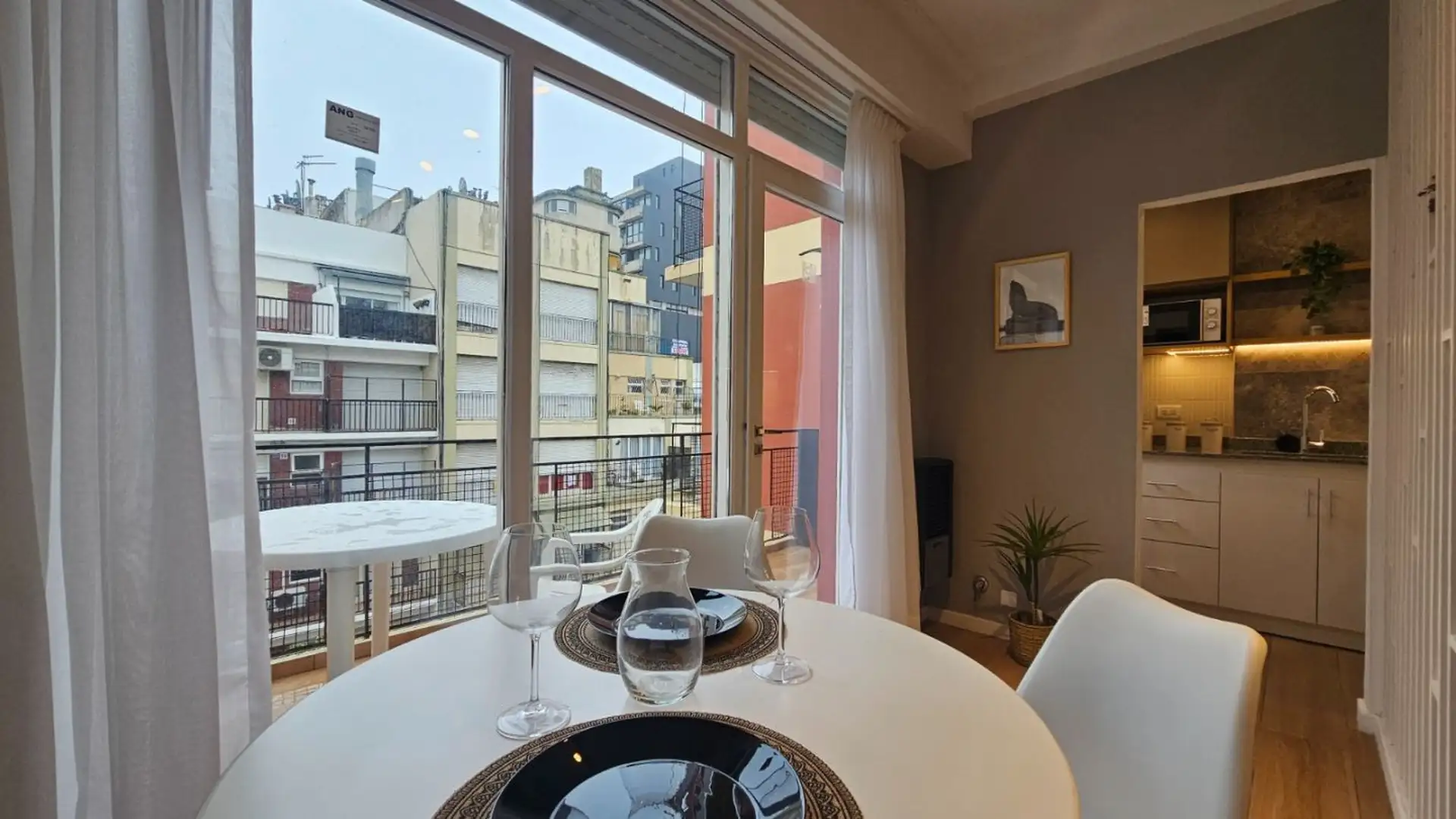 Depto 1 amb, 30m² con balcón terraza — Plaza Colón