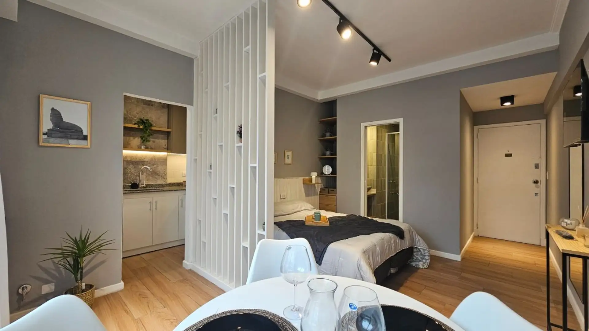 Depto 1 amb, 30m² con balcón terraza — Plaza Colón