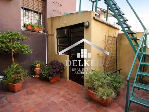 Casa 3 ambientes con patio y cochera en Flores