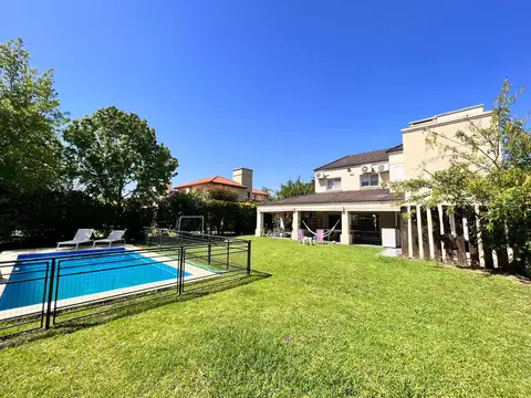 Venta casa de tres dormitorios con galeria y pileta en Barrio Privado Cadaqués Funes Hills