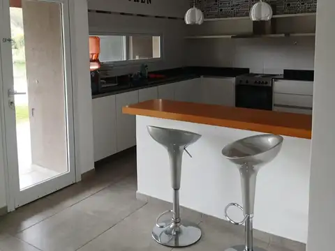 Casa en Alquiler con 4 cocheras