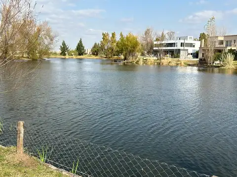 CASA A LAGUNA EN UNA PLANTA EN ALQUILER