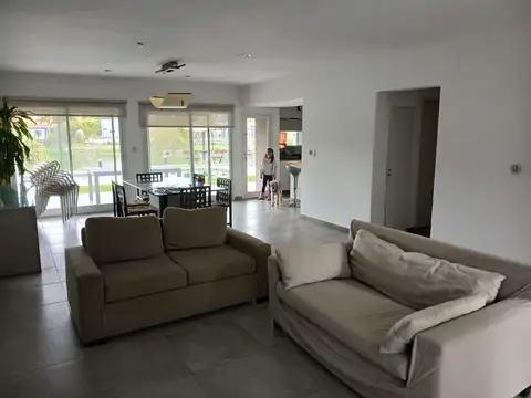 Casa 4 ambientes con 3 baños