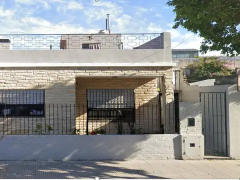 VENTA CASA 3 AMBIENTES FONDO JARDIN