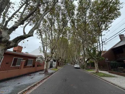Venta casa en Parque Cisneros  PERMUTA FINANCIA