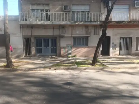 Casa en planta baja con cochera 2 dormitorios, patio y jardin