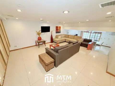 Casa en Venta con 2 cocheras