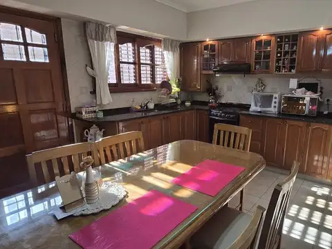 Casa 5 amb, cochera, apto credito, en Lanus Oeste