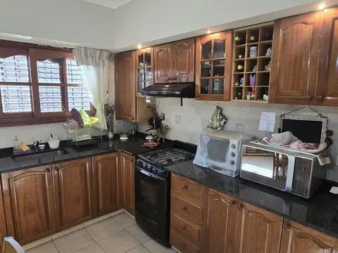 Casa 5 ambientes con 2 baños