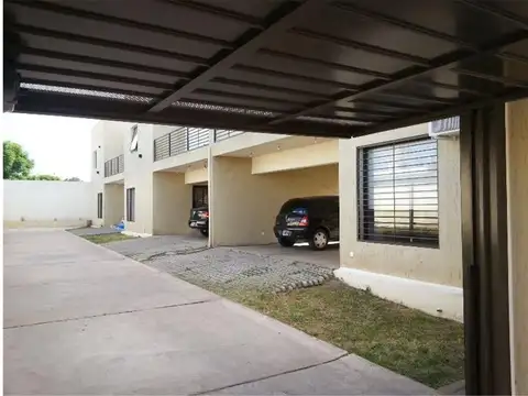Casa en Alquiler con 2 cocheras