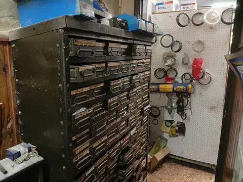 Excelente oportunidad de casa de Repuestos en la zona de Paternal
