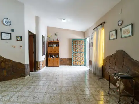 Casa 4 ambientes con 2 baños
