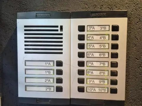 EXCELENTE MONOAMBIENTE AL FRENTE SEMIPISO CON BALCON