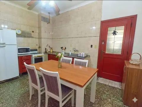 Casa 6 ambientes con 2 baños