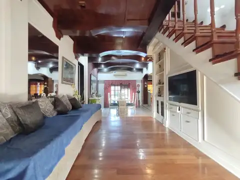Casa en Venta con 3 cocheras