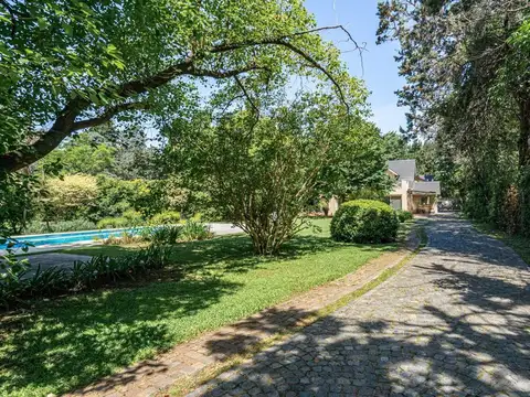 Casa 8 ambientes con 5 baños