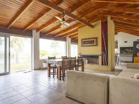 Casa con Pileta y terreno de 5.000 m² en Roldán