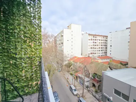 Monoambiente con balcón al frente. Apto Crédito - Sarmiento y Gascón