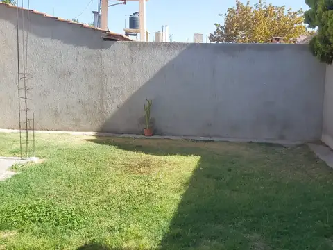 Casa en Alquiler con 3 cocheras
