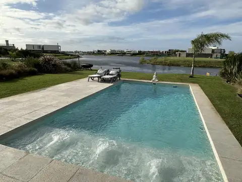 Casa en Venta con 6 cocheras