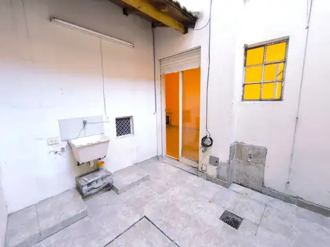 Nuñez. Dto Tres ambientes, contrafrente tipo casa, patio lavadero