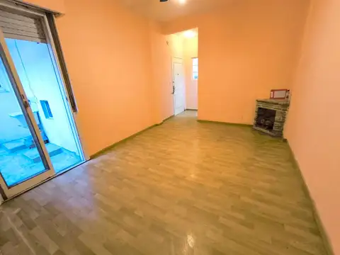 Nuñez. Dto Tres ambientes, contrafrente tipo casa, patio lavadero