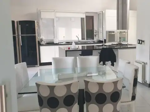 Casa 6 ambientes con 2 baños