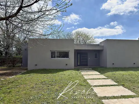 Casa en venta. 4 dormitorios. Jardin de invierno. Galeria. Arboles. Barrio Cerrado, Escobar