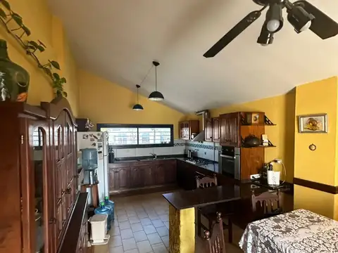 CASA DE 3 DORMITORIOS A LA VENTA + LOCAL COMERCIAL