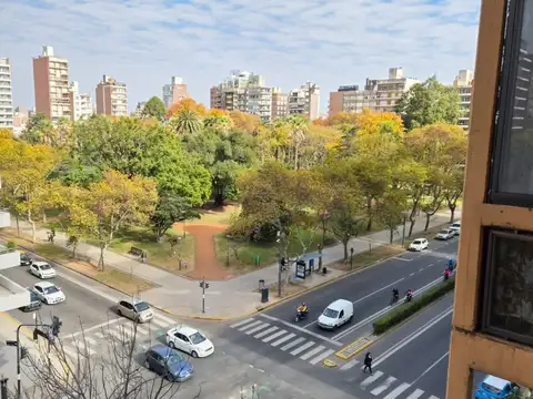 Departamento de 3 dormitorios con cochera frente a Plaza López. Patio exclusivo, quincho y pileta.