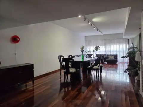 Departamento de 3 dormitorios con cochera frente a Plaza López. Patio exclusivo, quincho y pileta.