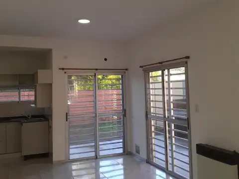 Depto Tipo Casa en Alquiler con 1 cocheras