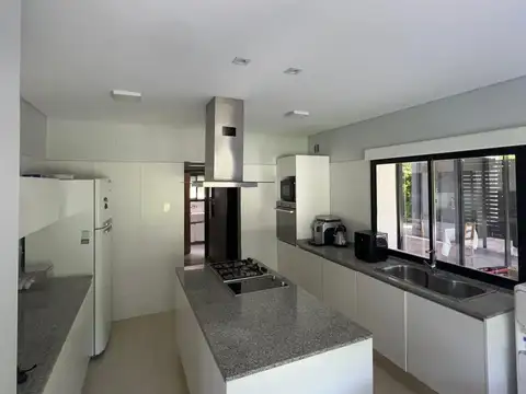 CASA DE 5 AMBIENTES EN VENTA EN TERRAVISTA