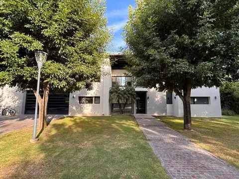 CASA DE 5 AMBIENTES EN VENTA EN TERRAVISTA