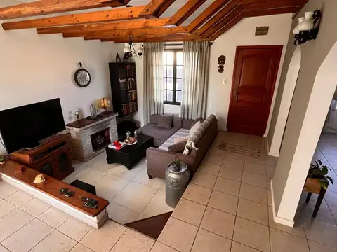 Casa 6 ambientes con 2 baños