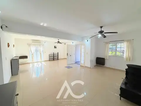 CASA EN VENTA A 2 CUADRAS DEL CENTRO Y AMPLIA CON NATURAL