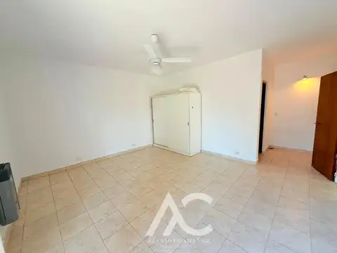 CASA EN VENTA A 2 CUADRAS DEL CENTRO Y AMPLIA CON NATURAL