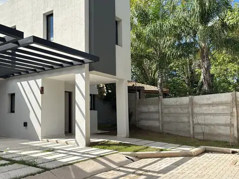 Casa en Venta con 2 cocheras