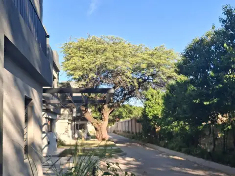 Casa 6 ambientes con 2 baños