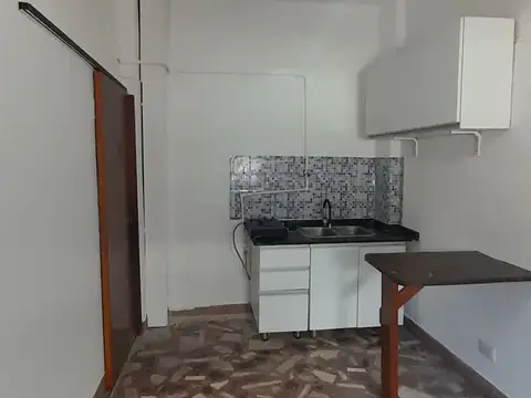 BARBARO FARIAS ALQUILA MONO AMB.