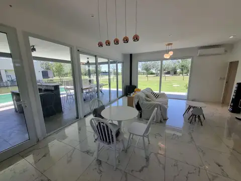 Hermosa casa en Barrio Privado a estrenar 