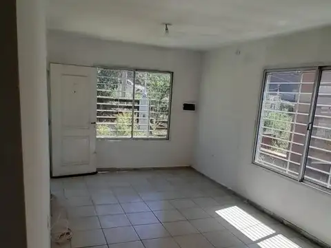 Casa 5 ambientes con 1 baño