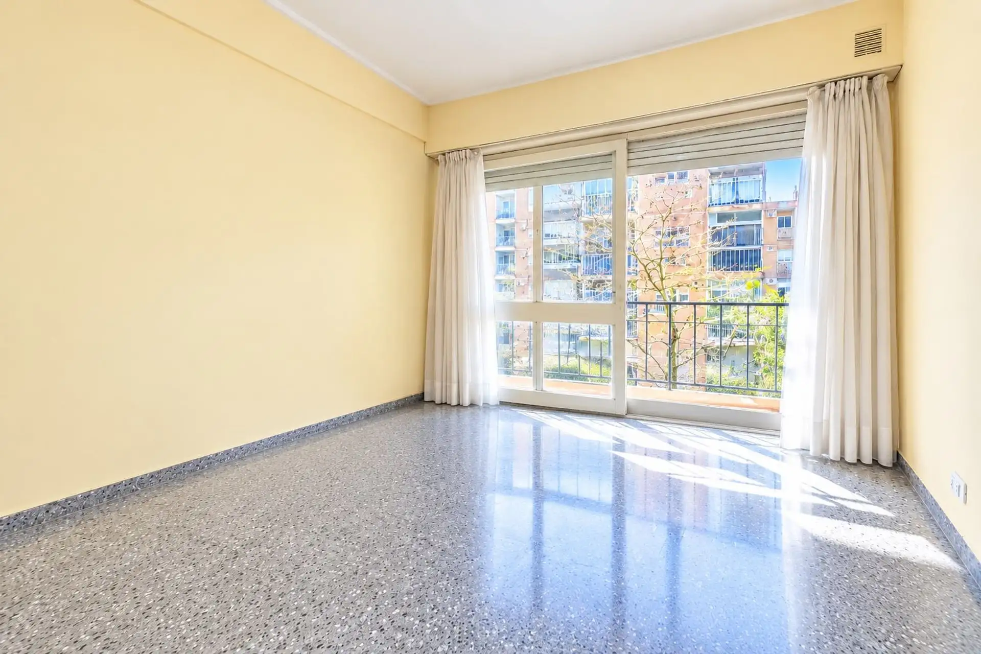 Venta departamento 2 amb balcón al frente P Colón