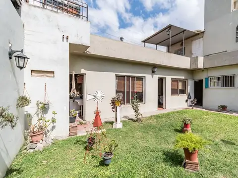 CASA MULTIFAMILIAR CON JARDIN, TERRAZA Y QUINCHO